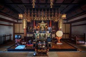 수미단의 예. 진언종 지산파, 류호잔 소아사, 복수관음의 본당 수미단 (사진 뒤쪽)