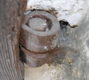 전통적인 문에 붙은 경첩