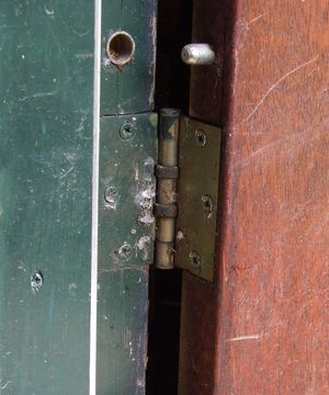 문짝을 여닫는데 쓰는 보통 경첩