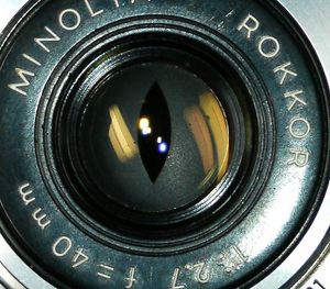 2매 날개 렌즈 셔터. 반쯤 열려 있는 모습