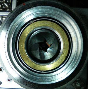 5매 날개 렌즈 셔터. 반쯤 열려 있는 모습