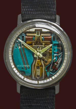 1960년대의 Bulova Accutron 시계로, 360Hz로 진동하는 강철 소리굽쇠(중앙에 보임)를 사용한다.