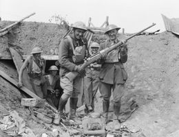 노획한 M1918을 든 뉴질랜드군 병사. 인간과 비교하여 그 거대함을 알 수 있다.(1918년 8월 26일 촬영)
