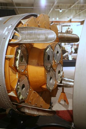 탄두 장비는 8개만 장착되었지만, 14개의 탄두 위치를 보여주는 포세이돈 미사일 포스트 부스트 차량(PBV).