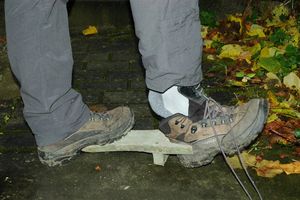 부츠를 벗는 모습