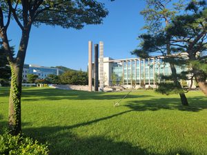 국립강릉원주대학교 중앙도서관과 대학상징탑