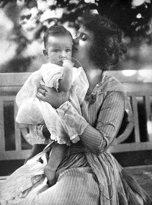 딸 패트리샤와 함께 있는 버크(1917)