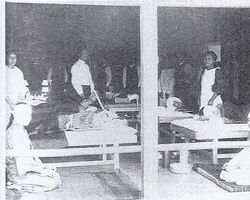 부상자 치료를 위해 이나와시로 마을 내에 설치된 치료소.