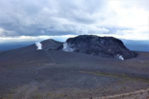 분기를 내뿜는 용암 돔