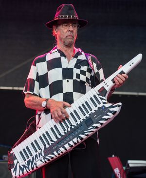 키타를 사용하는 만프레드 만