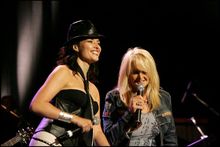 보니 타일러와 카린 안톤이 2005년 6월 8일 라 시갈 (파리)에서 "Si demain... (Turn Around)"를 공연하고 있다.