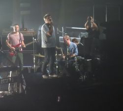 타일러 포프(베이스)(사진 왼쪽)