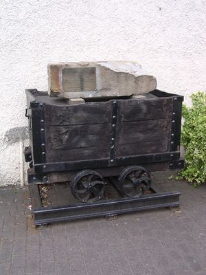 세계 광부 기념관 오두막 - 존 S.L. 왓슨이 만들고 이스트던바턴셔 의회 의장 존 모리슨이 공개(2003)