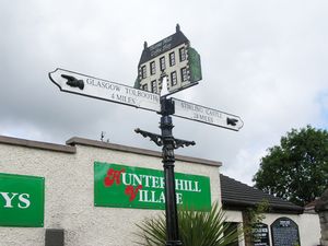 오래된 글래스고-스털링 우편 도로를 표시하는 손가락 게시판