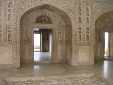 흰 대리석으로 만들어진 무삼만 부르지