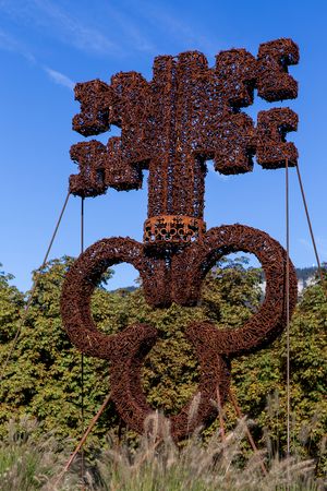 빌에 있는 탑 조각물