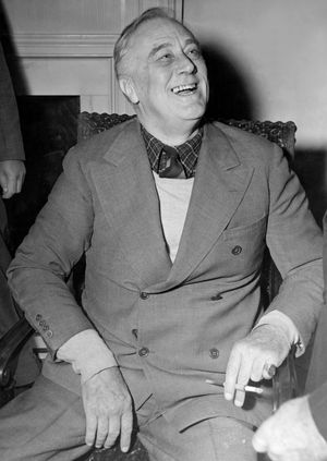 폴라 스타우트가 디자인한 셔츠를 입은 프랭클린 D. 루스벨트 (1943년)