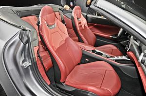 포르토피노의 실내, 뒷좌석은 여전히 매우 제한적이다.