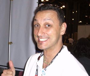 2008년 4월 행사의 《아이덴티티 크라이시스》 화가 래그스 모랄레스.