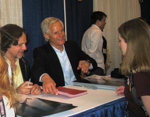 뉴욕 코믹콘 X파일 사인 행사장의 크리스 카터와 프랭크 스팟니츠.