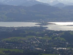라퍼스빌(Rapperswil)과 후르덴(Hurden) 사이의 제담(Seedamm)을 바흐텔(Bachtel) 언덕에서 바라본 모습