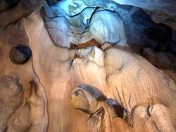 유현동(이와테현)의 "연화의 벽"이라고 불리는 플로우 스톤