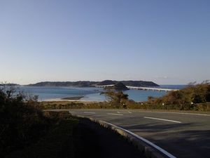 인접한 호텔로 이어지는 측면 도로에서 대교와 쓰노시마를 바라본 모습