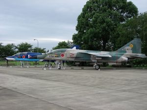 T-2(블루 임펄스 사양 기)와 F-1