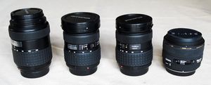 포서즈 시스템용 렌즈 4개. 왼쪽부터 올림푸스 줌렌즈 3개(40–150mm, 11–22mm 및 14–54mm)와 시그마 단렌즈(30mm).