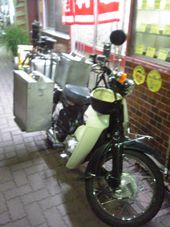 배달용 오토바이 짐받이에 배달기를 장착하고 있다.