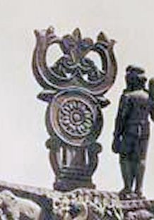 복합 불교 상징: 스리바차가 삼보 안에 있고, 그 위에 법륜이 있으며, 산치의 토라나 문에 새겨져 있다. 기원전 1세기