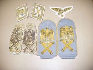 독일 국가 원수의 견장, 깃, 흉장, 소매장.