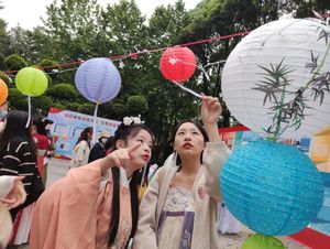 쓰촨 사범대학의 등불 축제에서 한푸를 입은 젊은이들