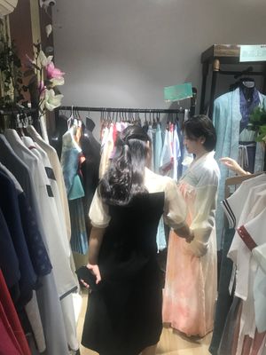 창사시의 한푸 가게 "중회한당" 실점포에서, 한 소녀가 한푸로 갈아입음