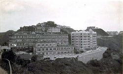 현재의 피크 갤러리아가 있던 자리의 피크 호텔. 1938년에 화재로 손실되었고, 이후 버스 터미널이 되었다