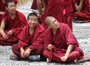 수도원 세라에서 토론하는 승려
