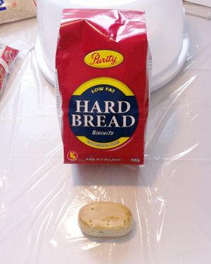 앞에 하드 브레드 비스킷 하나가 놓인 뉴펀들랜드 퓨리티 하드 브레드 포장