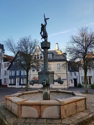 그라프-엥겔베르트 광장의 샘