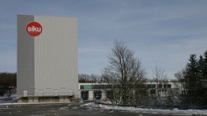 미니카 "지쿠"를 제조하는 지퍼사