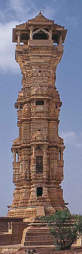 키르티 스탐바 (명성의 탑) – 요새 내의 자이나교 기념물