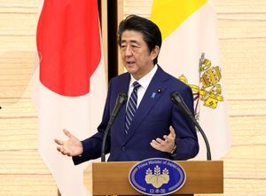 일본·바티칸 정상 회담 (2019년). 교황관 하단을 붉은색으로 처리하여 오류로 간주됨.