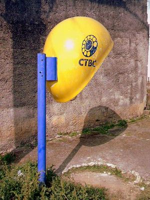 브라질의 전화 박스. 그 형식 때문에 일반적으로 "큰 귀"라고 불린다.