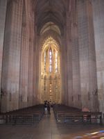 본당. 정면에는 스테인드글라스가 있다.