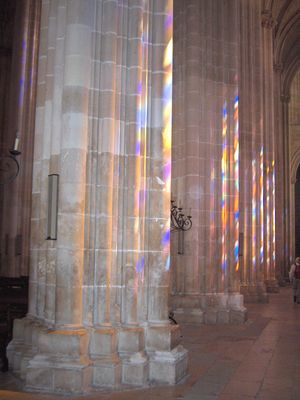 본당. 스테인드글라스를 통해 선명한 빛이 내부로 쏟아져 들어온다.