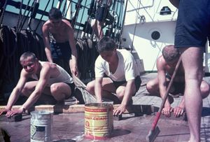 독일 해군의 훈련용 범선 고르히 포크(Gorch Fock)의 갑판을 경석으로 닦는 수병