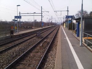 전경에 프랑스 열차 제어 릴레이가 선명하게 보이는 베르니에-메린 역