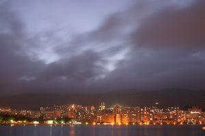 거주시와 밤의 호수 전경