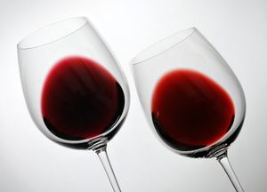 오크 숙성이 두 가지 페네데스 지역 카베르네 소비뇽 품종에 미치는 영향, 2년산 cosecha(왼쪽)와 6년산 crianza(오른쪽). 와인이 숙성됨에 따라 색상은 짙은 보라색 또는 진홍색에서 밝은 벽돌색으로 변하고, 잔에서 더욱 점진적인 모습을 띈다.