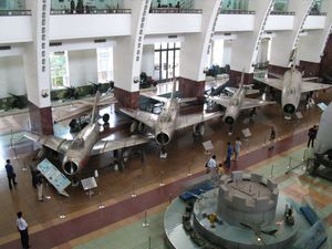 중국 공군 항공 박물관의 J-7I (오른쪽에서 두 번째)