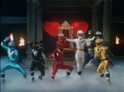 변신한 카쿠레인저: (왼쪽부터) 사이조, 지라이야, 사스케, 츠루히메, 닌자맨(뒤쪽), 세이카이